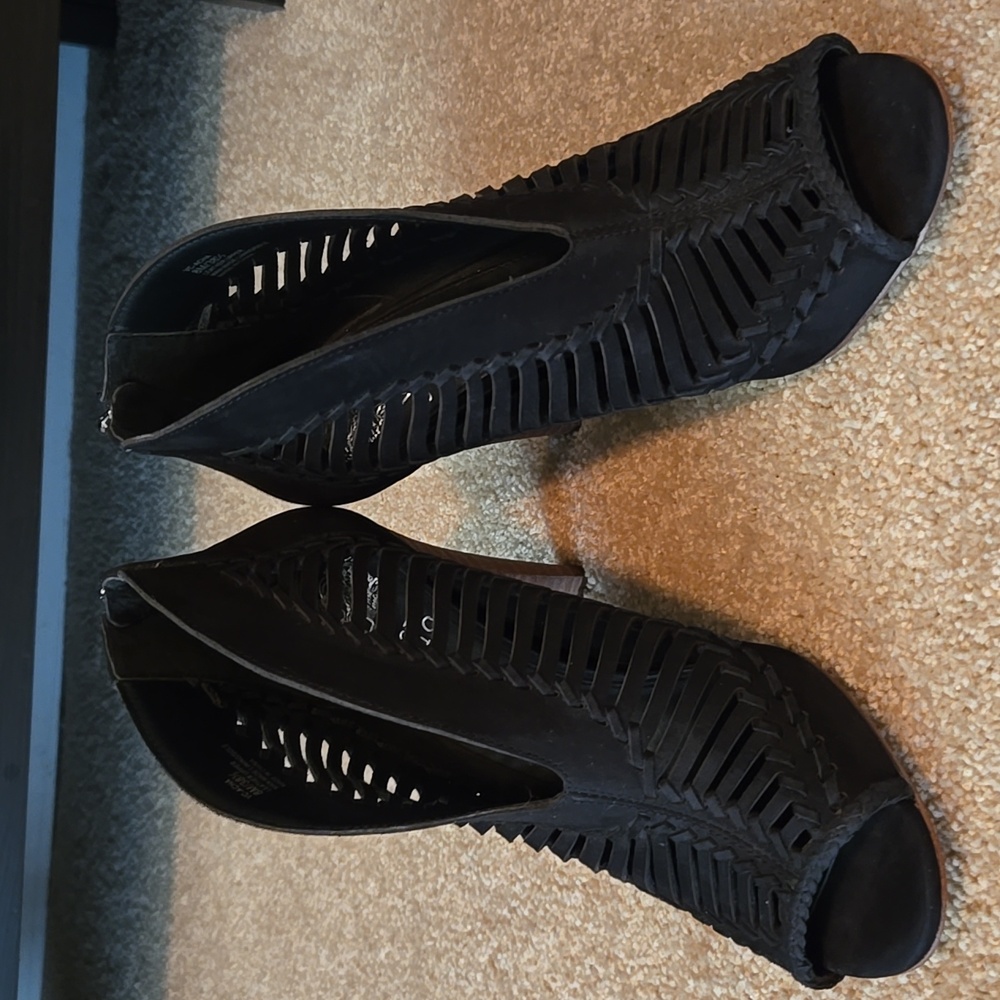 NWOT Vince Camuto Black Suede Peep-Toe Heels - Picture 8 of 10